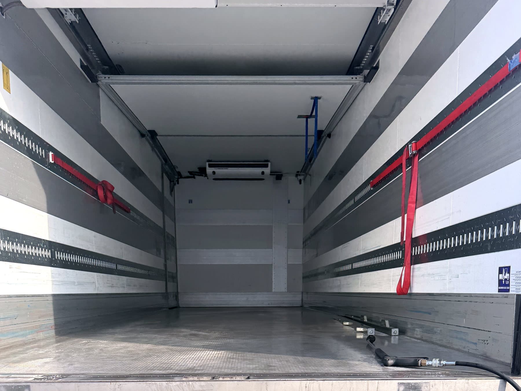 Clean commercial vehicle load space after internal cleaning