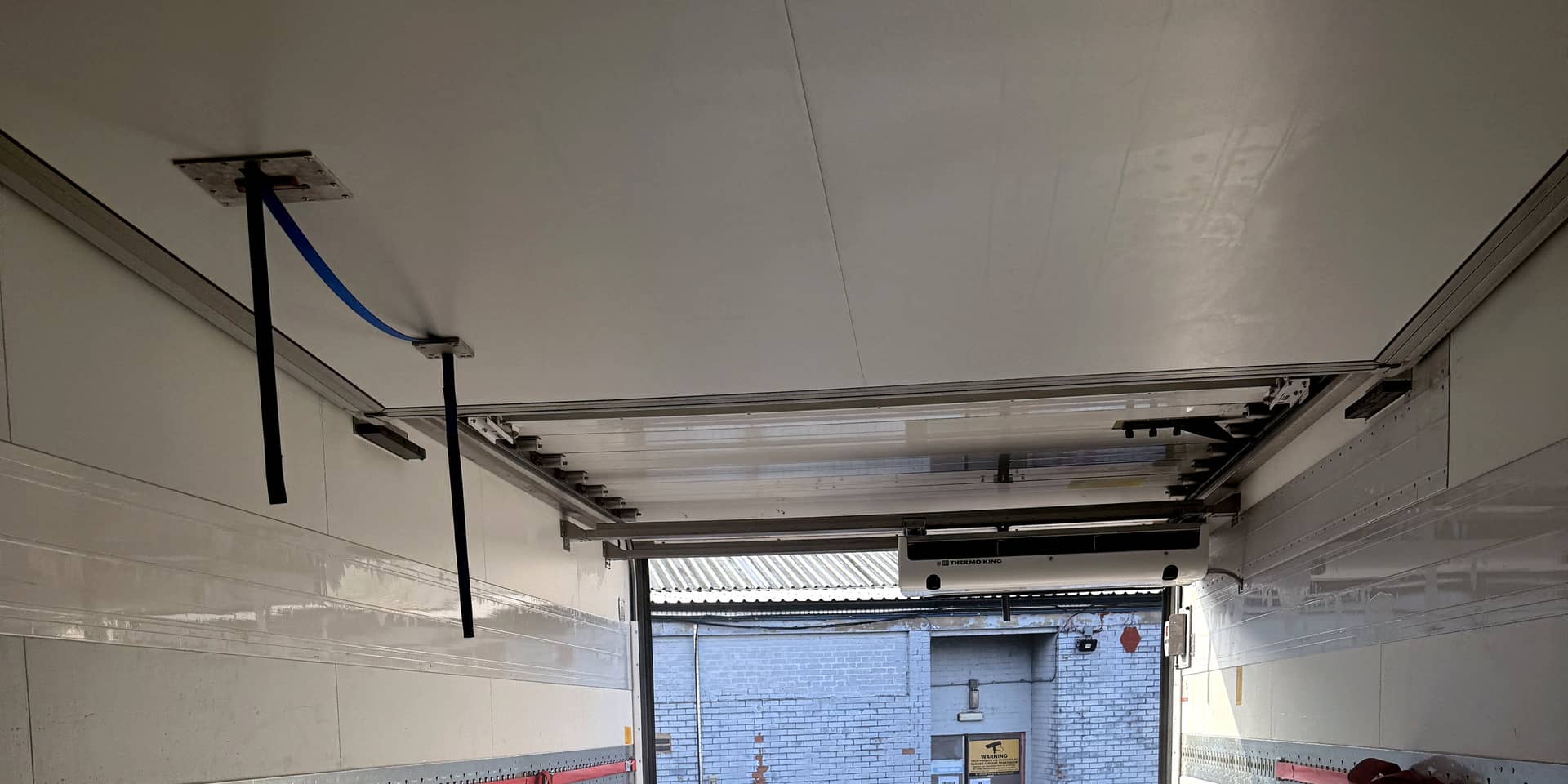 Clean commercial vehicle load space after internal cleaning by PWS