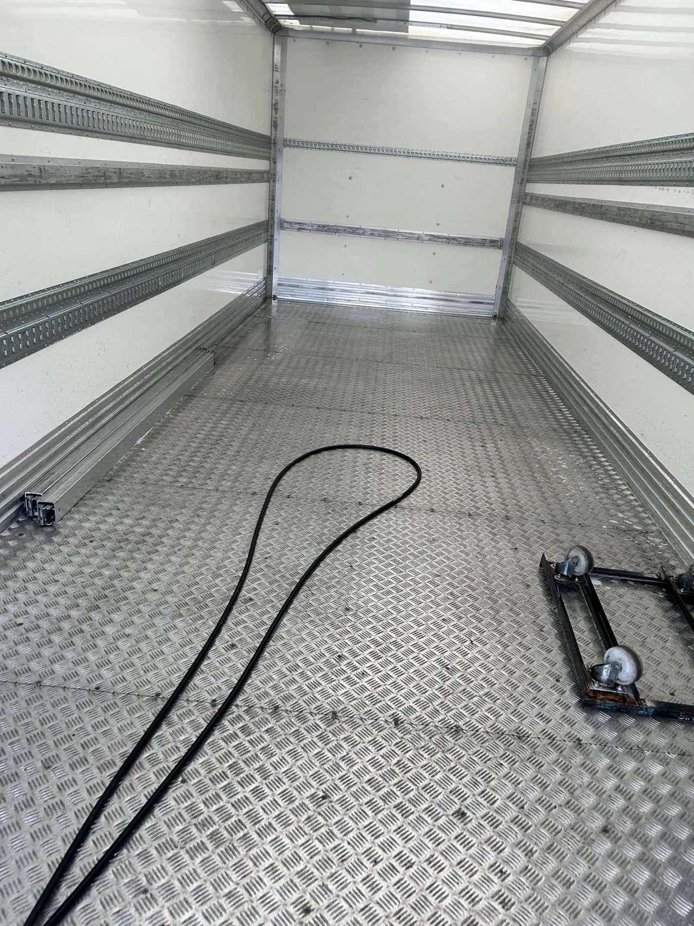 Clean commercial vehicle load space after internal cleaning by PWS