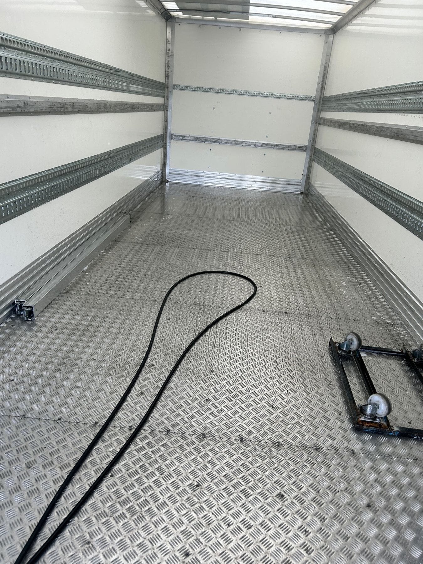 Clean commercial vehicle load space after internal cleaning